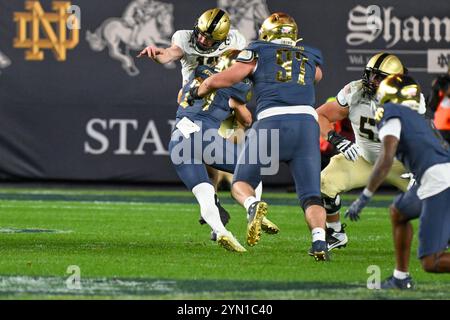 Bronx, New York, USA. November 2024. BRYSON DAILY 13 QB DER ARMEE BLACK KNIGHTS wird während Army BLACK Knight (18) bei Notre Dame Fighting Irish (6) in der Shamrock Series im Yankee Stadium Bronx NY getroffen (Credit Image: © James Patrick Cooper/ZUMA Press Wire) NUR FÜR REDAKTIONELLE VERWENDUNG! Nicht für kommerzielle ZWECKE! Stockfoto