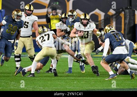 Bronx, New York, USA. November 2024. BRYSON DAILY 13 QB DER ARMEE BLACK KNIGHTS während Army Black Knight (18) bei Notre Dame Fighting Irish (6) in der Shamrock Series im Yankee Stadium Bronx NY (Credit Image: © James Patrick Cooper/ZUMA Press Wire) NUR ZUR REDAKTIONELLEN VERWENDUNG! Nicht für kommerzielle ZWECKE! Stockfoto