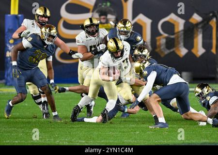 Bronx, New York, USA. November 2024. BRYSON DAILY 13 QB DER ARMEE BLACK KNIGHTS während Army Black Knight (18) bei Notre Dame Fighting Irish (6) in der Shamrock Series im Yankee Stadium Bronx NY (Credit Image: © James Patrick Cooper/ZUMA Press Wire) NUR ZUR REDAKTIONELLEN VERWENDUNG! Nicht für kommerzielle ZWECKE! Stockfoto