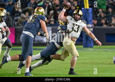Bronx, New York, USA. November 2024. BRYSON DAILY 13 QB DER ARMEE BLACK KNIGHTS während Army Black Knight (18) bei Notre Dame Fighting Irish (6) in der Shamrock Series im Yankee Stadium Bronx NY (Credit Image: © James Patrick Cooper/ZUMA Press Wire) NUR ZUR REDAKTIONELLEN VERWENDUNG! Nicht für kommerzielle ZWECKE! Stockfoto