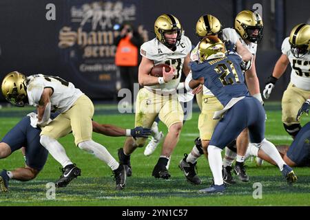 Bronx, New York, USA. November 2024. BRYSON DAILY 13 QB DER ARMEE BLACK KNIGHTS während Army Black Knight (18) bei Notre Dame Fighting Irish (6) in der Shamrock Series im Yankee Stadium Bronx NY (Credit Image: © James Patrick Cooper/ZUMA Press Wire) NUR ZUR REDAKTIONELLEN VERWENDUNG! Nicht für kommerzielle ZWECKE! Stockfoto