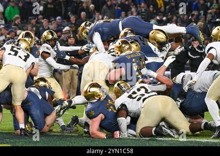 Bronx, New York, USA. November 2024. RMY BLACK KNIGHTS Defence hält Riley Leonard 13 QB von NE DAME davon ab, bei der Army Black Knight (18) bei Notre Dame Fighting Irish (6) in der Shamrock Series im Yankee Stadium Bronx NY (Credit Image: © James Patrick Cooper/ZUMA Press Wire) NUR FÜR REDAKTIONELLE VERWENDUNG! Nicht für kommerzielle ZWECKE! Stockfoto
