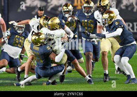 Bronx, New York, USA. November 2024. Karson Hobbs 21 VON der NE DAME FIGHTING IRISH Tackles BRYSON DAILY 13 QB DER ARMY BLACK KNIGHTS during Army BLACK Knight (18) at Notre Dame Fighting Irish (6) in der Shamrock Series im Yankee Stadium Bronx NY (Credit Image: © James Patrick Cooper/ZUMA Press Wire) NUR REDAKTIONELLE VERWENDUNG! Nicht für kommerzielle ZWECKE! Stockfoto