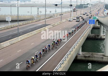 Hongkong, China. November 2024. Radfahrer treten beim Guangdong-Hong Kong-Macao Road Cycling Race 2024 und beim Testrennen für Chinas 15. Nationalspiele in Hongkong, Südchina, am 24. November 2024 an. Quelle: Lo Ping Fai/Xinhua/Alamy Live News Stockfoto