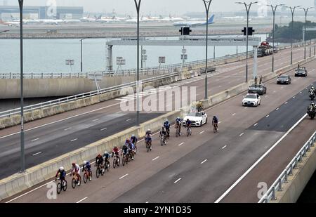 Hongkong, China. November 2024. Radfahrer treten beim Guangdong-Hong Kong-Macao Road Cycling Race 2024 und beim Testrennen für Chinas 15. Nationalspiele in Hongkong, Südchina, am 24. November 2024 an. Quelle: Lo Ping Fai/Xinhua/Alamy Live News Stockfoto