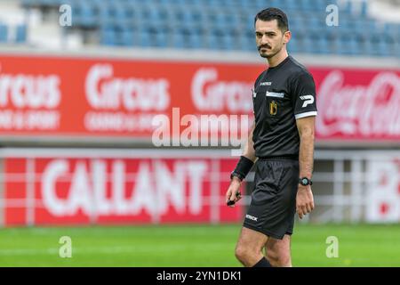 Gent, Belgien. November 2024. Schiedsrichter Ermaild Mataj, das während eines Frauenfußballspiels zwischen KAA Gent Ladies und Standard Femina de Lüttich am 11. Spieltag der Saison 2024 - 2025 der belgischen Lotto Womens Super League am Samstag, 23. November 2024 in Gent, BELGIEN, gezeigt wurde. Quelle: Sportpix/Alamy Live News Stockfoto