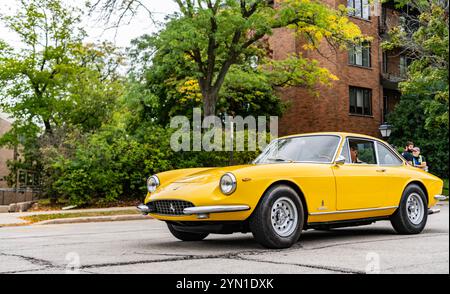 Chicago, Illinois - 29. September 2024: 1969 Ferrari 365GTC auf der Straße. Gelber 1969 Ferrari 365GTC. Stockfoto