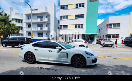 Miami Beach, Florida, USA - 8. Juni 2024: Porsche Panamera 4 Platinum Edition weiß 2023 am Ocean Drive miami Beach. Luxus-Auto-Porshche am Ocean Drive Stockfoto