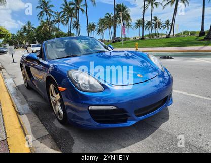 Miami Beach, Florida USA - 89. Juni 2024: 2018 Porsche 718 Boxter blau am miami Beach. Luxusauto Porshche am Ocean Drive Miami Beach. Stockfoto