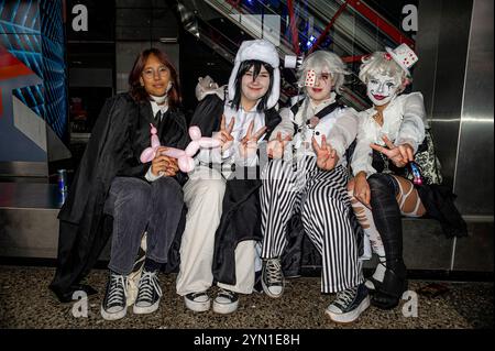 Utrecht, Niederlande. November 2024. Eine Gruppe weiblicher Cosplayer im Kostüm, die auf der Heroes Dutch Comic Con 2024 zu sehen war. Das 10. Jahr des Heroes Universe. Die zweite „Heroes Dutch Comic Con“ von 2024. Dies ist die größte Comic-Con in den Niederlanden und deckt alles rund um Film, TV-Shows, Copays, Spiele und Comics ab. Es gab Persönlichkeiten aus dem Fernsehen und dem Kino sowie Interviews auf der Bühne und eine Q&A-Sitzung. Dieses Mal war ein zweitägiges Ereignis, das am Samstag, den 23. Und Sonntag, den 24. November, begann. Quelle: SOPA Images Limited/Alamy Live News Stockfoto