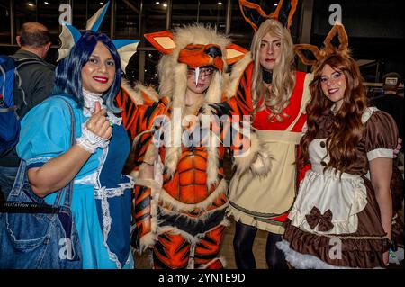 Utrecht, Niederlande. November 2024. Eine Gruppe weiblicher Cosplayer im Kostüm, die auf der Heroes Dutch Comic Con 2024 zu sehen war. Das 10. Jahr des Heroes Universe. Die zweite „Heroes Dutch Comic Con“ von 2024. Dies ist die größte Comic-Con in den Niederlanden und deckt alles rund um Film, TV-Shows, Copays, Spiele und Comics ab. Es gab Persönlichkeiten aus dem Fernsehen und dem Kino sowie Interviews auf der Bühne und eine Q&A-Sitzung. Dieses Mal war ein zweitägiges Ereignis, das am Samstag, den 23. Und Sonntag, den 24. November, begann. Quelle: SOPA Images Limited/Alamy Live News Stockfoto