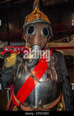 Utrecht, Niederlande. November 2024. Ein männlicher Cosplayer im Kostüm, der auf der Heroes Dutch Comic Con 2024 zu sehen war. Das 10. Jahr des Heroes Universe. Die zweite „Heroes Dutch Comic Con“ von 2024. Dies ist die größte Comic-Con in den Niederlanden und deckt alles rund um Film, TV-Shows, Copays, Spiele und Comics ab. Es gab Persönlichkeiten aus dem Fernsehen und dem Kino sowie Interviews auf der Bühne und eine Q&A-Sitzung. Dieses Mal war ein zweitägiges Ereignis, das am Samstag, den 23. Und Sonntag, den 24. November, begann. Quelle: SOPA Images Limited/Alamy Live News Stockfoto