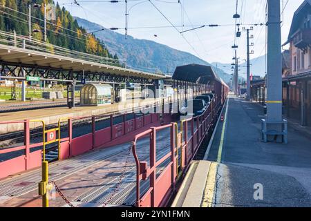 Mallnitz: Auto-Shuttle-Zug im Tauernbahntunnel, Autoschleuse Tauernbahn (Tauernschleuse, ASTB), Bahnhof Mallnitz im Nationalpark hohe Tauern, K Stockfoto