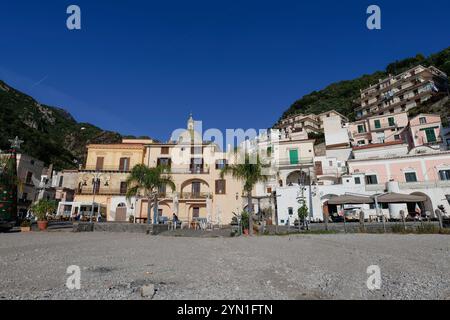 Blick auf den Strand und die Häuser von Cetara, einem kleinen Fischerort an der Amalfiküste, Italien. Stockfoto