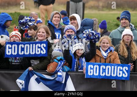 Madison, Wisconsin, USA. November 2024. BYU Cougars Fans jubeln während der NCAA Cross Country Meisterschaft auf dem Thomas Zimmer Championship Course, Samstag, 23. November 2024, in Madison, Wisc. Quelle: Kirby Lee/Alamy Live News Stockfoto