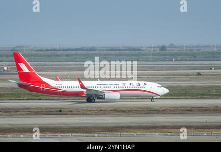 Shanghai, China - 04. November 2024: Shanghai Airlines Boeing 737 auf der Landebahn am Shanghai Pudong International Airport. Stockfoto