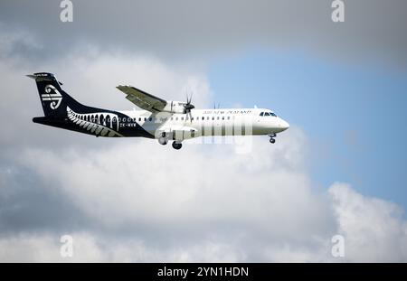 Auckland, Neuseeland - 24. November 2024: Air NZ ZK-MVW ATR 72-600 fliegt in Richtung Auckland International Airport. Stockfoto