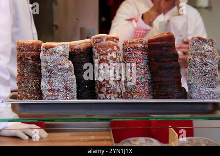 Nicht identifizierte Leute verkaufen Trdelnik aka Chimney Cakes auf dem Romer Weihnachtsmarkt in Frankfurt Stockfoto