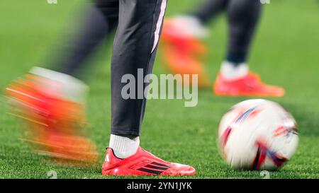 Girona, Spanien. November 2024. Kreatives Image beim La Liga EA Sports Match zwischen Girona FC und RCD Espanyol, das am 24. November 2024 im Montilivi Stadion in Girona, Spanien, ausgetragen wurde. (Foto: Judit Cartiel/ PRESSINPHOTO) Credit: PRESSINPHOTO SPORTS AGENCY/Alamy Live News Stockfoto