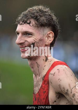 Liverpool, Großbritannien. November 2024. Ein Happy Tomer Tarragano von Brighton & Hove City AC, nachdem er am 23. November 2024 bei der British Athletics Cross Challenge in Sefton Park, Liverpool, Großbritannien, das Rennen der Senioren gewonnen hatte. Foto von Gary Mitchell Credit: Gary Mitchell, GMP Media/Alamy Live News Stockfoto