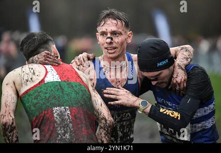 Liverpool, Großbritannien. November 2024. Scott Beattie von Morpeth Harriers & AC feiert gemeinsam mit anderen Läufern, nachdem er am 23. November 2024 den dritten Platz im Seniorenrennen der Männer bei der British Athletics Cross Challenge in Sefton Park, Liverpool, Großbritannien, erreicht hat. Foto von Gary Mitchell Credit: Gary Mitchell, GMP Media/Alamy Live News Stockfoto