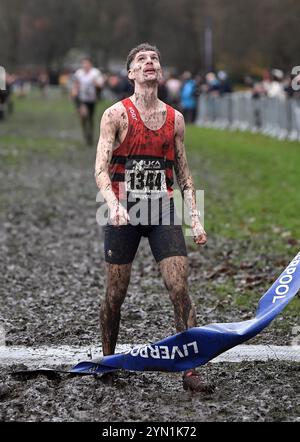 Liverpool, Großbritannien. November 2024. Tomer Tarragano von Brighton & Hove City AC blickt auf den Himmel, nachdem er am 23. November 2024 bei der British Athletics Cross Challenge in Sefton Park, Liverpool, Großbritannien, das Rennen der Senioren gewonnen hat. Foto von Gary Mitchell Credit: Gary Mitchell, GMP Media/Alamy Live News Stockfoto