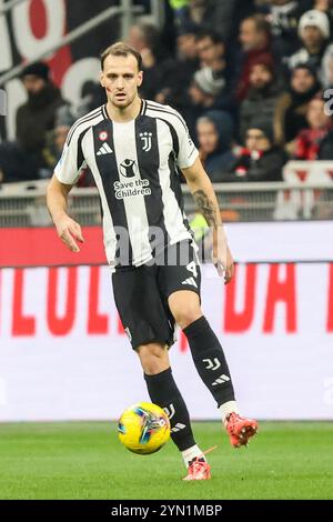 Mailand, Italien. November 2024. Federico Gatti des FC Juventus in Aktion während des Fußballspiels der Serie A Enilive 2024/2025 zwischen Mailand und Juventus im Giuseppe Meazza Stadion in Mailand, Norditalien - Sonntag, den 23. November 2024. Sport - Fußball. (Foto von Antonio Saia) Credit: Kines Milano/Alamy Live News Stockfoto