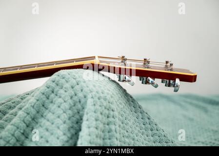 Eine Nahaufnahme von Akustik-Gitarren-Kopfstöcken mit Druckguss-Maschinenköpfen oder Stimmstiften Stockfoto