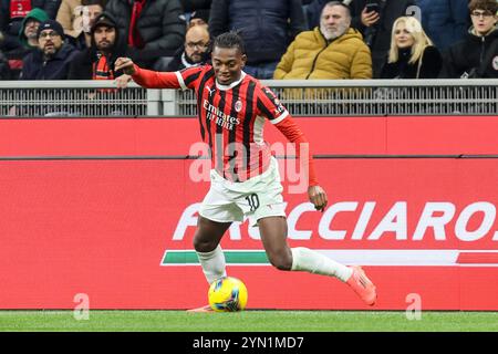 Mailand, Italien. November 2024. Rafael Leao von AC Mailand in Aktion während des Fußballspiels Serie A Enilive 2024/2025 zwischen Mailand und Juventus im Giuseppe Meazza Stadion in Mailand, Norditalien - Sonntag, 23. November 2024. Sport - Fußball. (Foto von Antonio Saia) Credit: Kines Milano/Alamy Live News Stockfoto