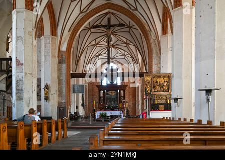 Danzig, Polen, 01. Mai 2024 Inneres der historischen gotischen Katharinenkirche in der Altstadt Stockfoto