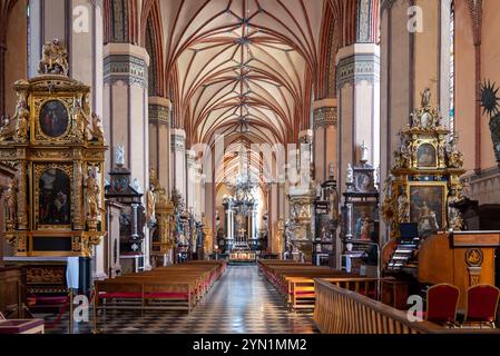 Frombork, Polen, 30. April 2024 Innere der gotischen kathedrale, in der der berühmte Astronom INicolaus Kopernicus begraben wird Stockfoto