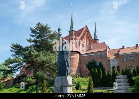 Frombork, Polen 30. April 2024 Denkmal des Astronomen Nicolaus Kopernikus in der Altstadt Stockfoto