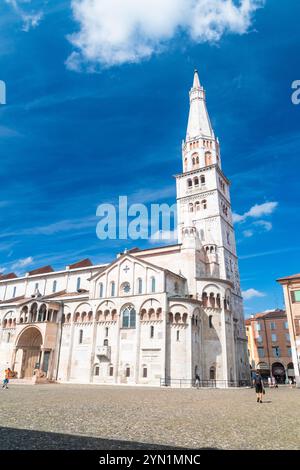 Modena, Italien - 6. September 2024: Kathedrale der Heiligen Maria der Himmelfahrt und des Heiligen Geminianus (Cattedrale Metropolitana di Santa Mari) Stockfoto