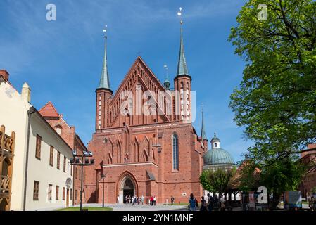 Frombork, Polen 30. April 2024 Besuch der alten Tonne von Frombork, Stadt des Astronomen Nicolaus Kopernikus, mit berühmter gotischer Kathedrale und Museum Stockfoto