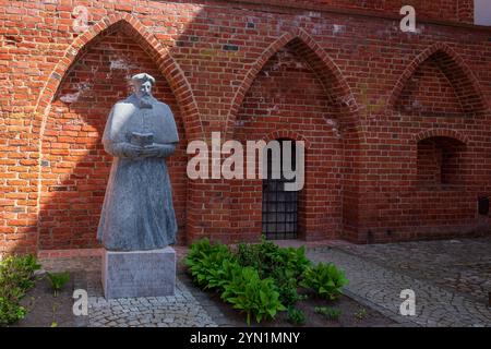 Frombork, Polen 30. April 2024 Besuch der alten Tonne von Frombork, Stadt des Astronomen Nicolaus Kopernikus, mit berühmter gotischer Kathedrale und Museum Stockfoto