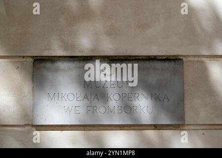 Frombork, Polen, 30. April 2024 Tafel vor dem „Nicolaus Kopernicus Museum in Frombork“ Stockfoto