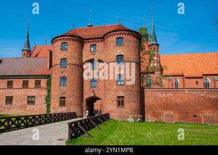 Frombork, Polen 30. April 2024 Besuch der alten Tonne von Frombork, Stadt des Astronomen Nicolaus Kopernikus, mit berühmter gotischer Kathedrale und Museum Stockfoto