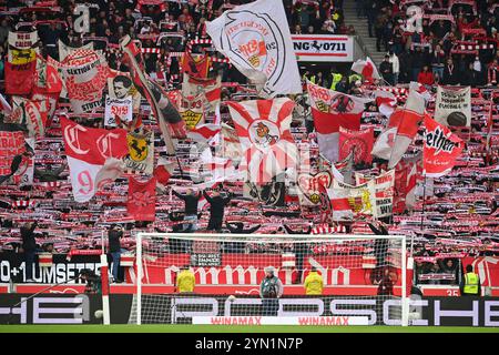 Stuttgart, Deutschland. November 2024. Stuttgart Fans, Fußballfans, Cannstatter Kurve Fanblock, Ultras Fußball 1. Bundesliga Saison 2024/2025, 11. Spieltag, Spieltag11, VfB Stuttgart - VFL Bochum 2-0 am 23. November 2024, MHP ARENA. ? Quelle: dpa/Alamy Live News Stockfoto