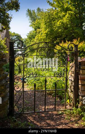 Großbritannien, England, Somerset, Quantocks, Broomfield, Kirchhof, Mavis und Fred Puglsley Gedenktor Stockfoto