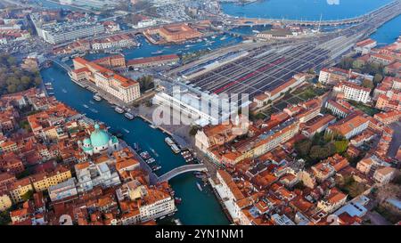 Atemberaubender Blick aus der Vogelperspektive auf den Bahnhof Venedig und den Canal Grande, voller Boote und umgeben von der zeitlosen Architektur der Stadt Stockfoto