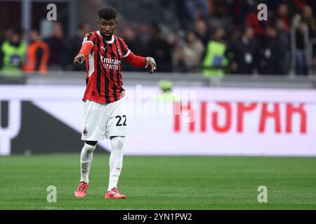 Mailand, Italien. November 2024. Emerson Royal vom AC Milan Gesten während des Spiels der Serie A zwischen AC Milan und Juventus FC . Das Spiel endet mit 0:0. Quelle: Marco Canoniero/Alamy Live News Stockfoto