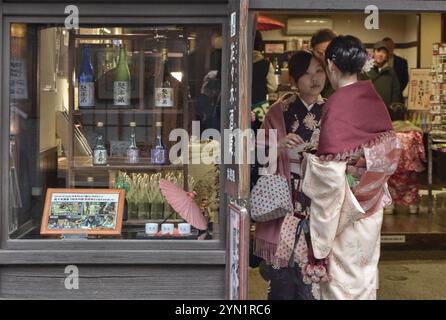 Japanische Frauen tragen Kimonos in einem Geschäft im Bezirk Gion, Higashiyama-ku, Kyoto, Japan. Stockfoto