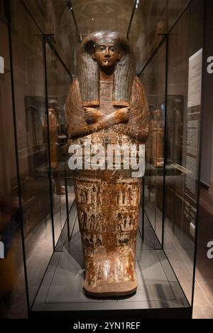 TURIN, ITALIEN - 10. NOVEMBER 2024: Holzsarkophag aus dem alten Ägypten im Ägyptischen Museum in Turin, Italien, ausgestellt mit einem komplizierten Künstler Stockfoto