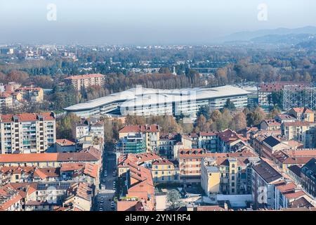 TURIN, ITALIEN - 11. NOVEMBER 2024: Aus der Vogelperspektive auf den Campus Luigi Einaudi im Stadtzentrum von Turin, Italien Stockfoto