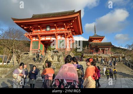 Kiyomizu-dera, „Pure Water Monastery“, ist ein buddhistischer Tempel im Osten von Kyoto, Japan. Stockfoto