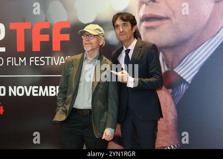 Turin, Italien. November 2024. Ron Howard (L) und Giulio Base (R) besuchen den Film „Eden“ während des 42. Turiner Filmfestivals in der Aula Magna Cavallerizza reale in Turin. Quelle: SOPA Images Limited/Alamy Live News Stockfoto