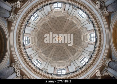 TURIN, ITALIEN - 12. NOVEMBER 2024: Ein Blick auf die komplizierten Details und die Pracht der Kuppel in der Basilica di Superga in Turin, Italien, erinnert daran Stockfoto