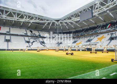 TURIN, ITALIEN - 12. NOVEMBER 2024: Malerischer Blick auf das Spielfeld des Juventus Football Club im Allianz Stadion in Turin, Italien Stockfoto