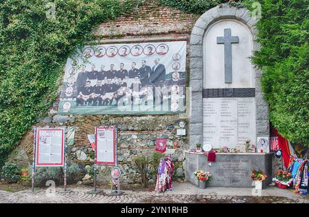 TURIN, ITALIEN - 12. NOVEMBER 2024: Gedenkstätte der Fußballmannschaft Grande Torino in der Nähe der Basilika Superga, die an den tragischen Flugzeugabsturz von 1949 erinnert. Stockfoto