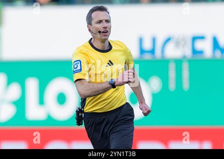 Fürth, Deutschland 23. November 2024: 2. Liga - 2024/2025 - SpVgg Greuther Fürth vs. Karlsruher SC im Bild: Schiedsrichter Lukas Benen /// DFL-Vorschriften verbieten jede Verwendung von Fotografien als Bildsequenzen und/oder Quasi-Video /// Stockfoto